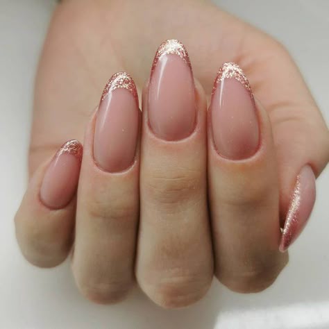 decoração com glitter em unhas brancas