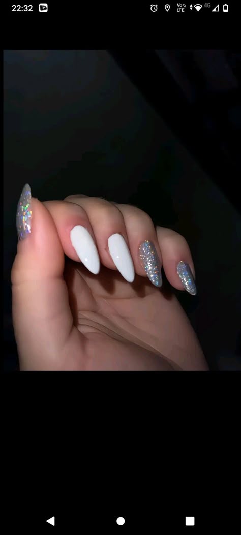 unhas cintilantes brancas