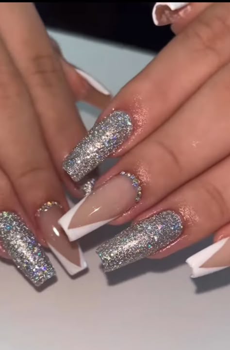 decoração com glitter em unhas brancas