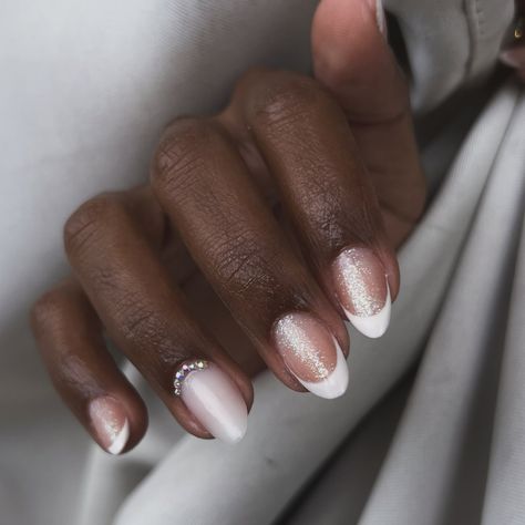 unhas cintilantes brancas