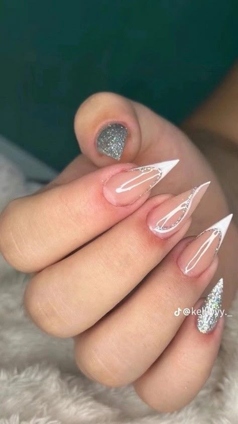 decoração com glitter em unhas brancas