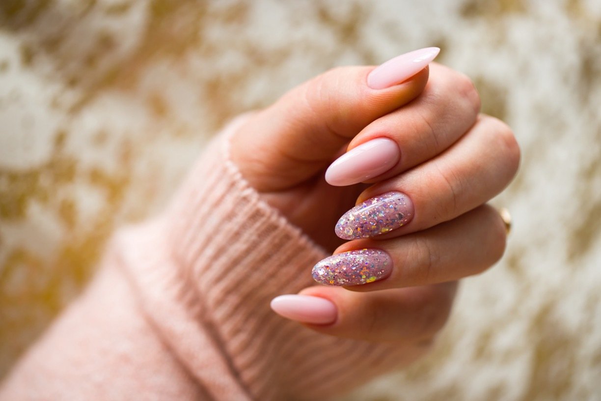 unha de gel rosa metalizado com glitter