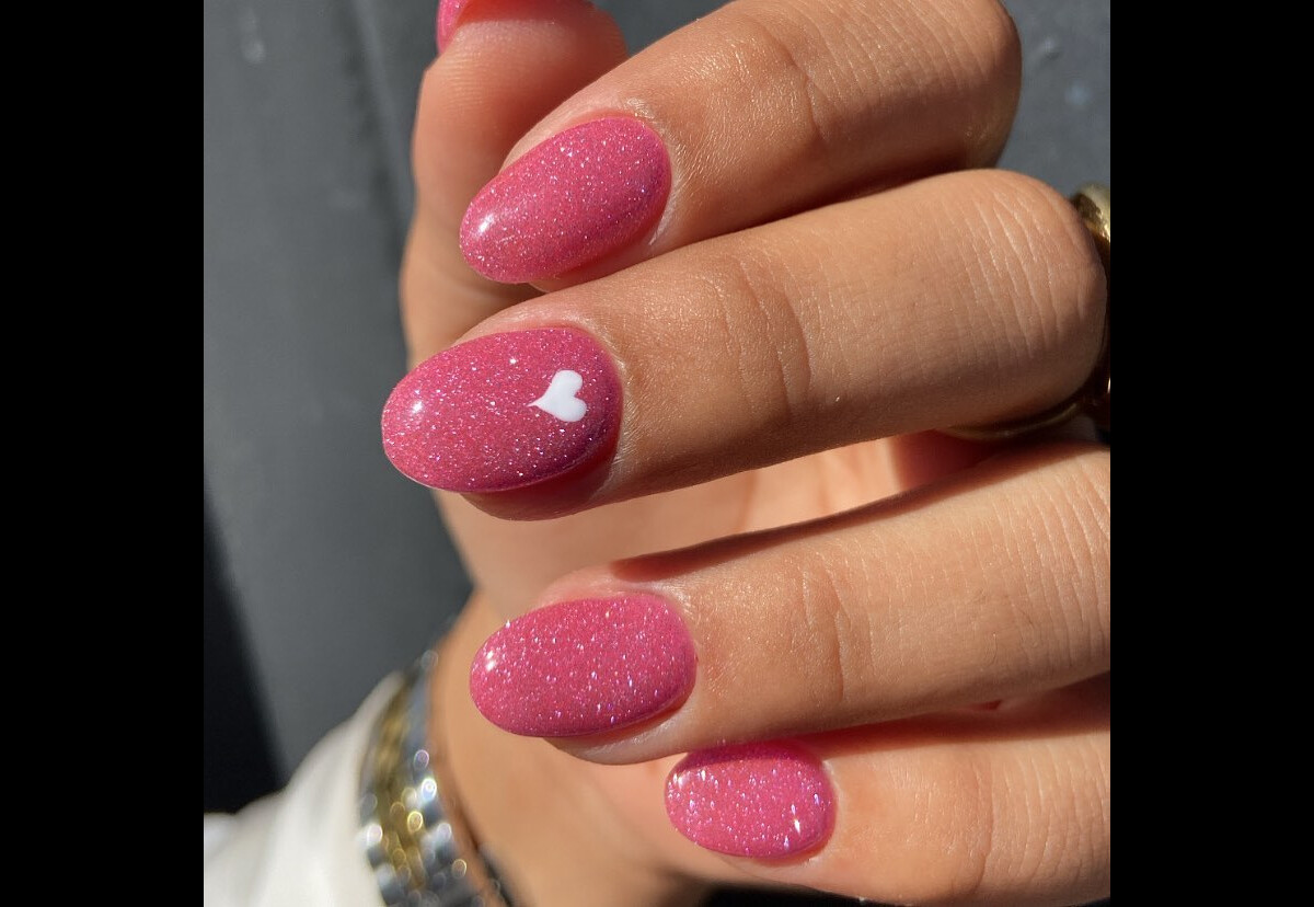 unha de gel rosa bebê com glitter