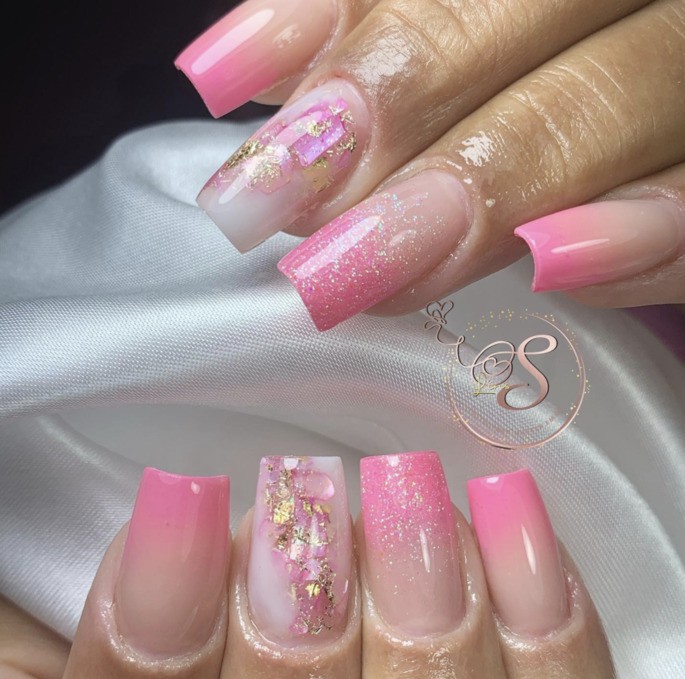 unha de gel com filha única glitter rosa