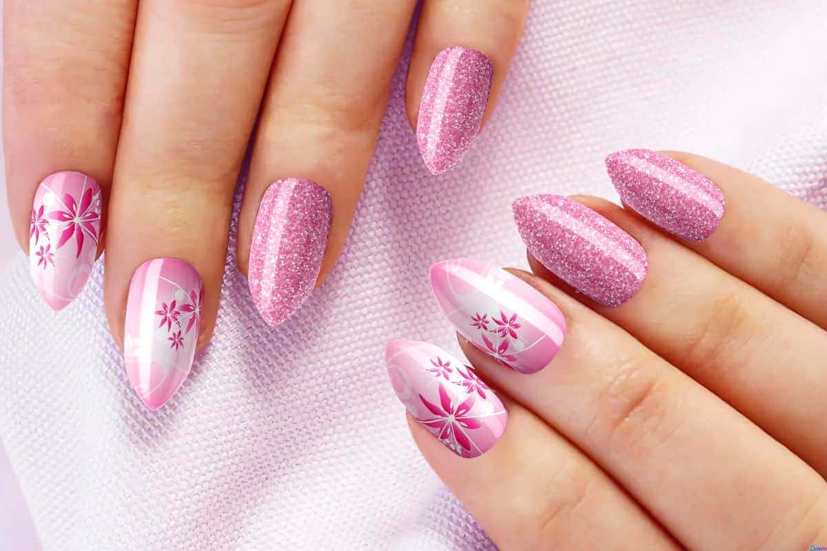 unha de gel rosa chiclete com glitter
