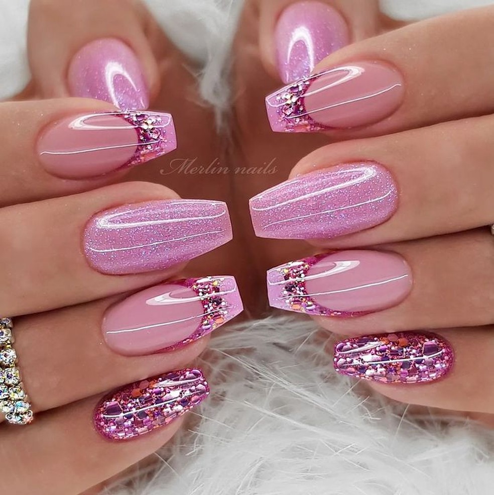 unha de gel com francesinha glitter rosa