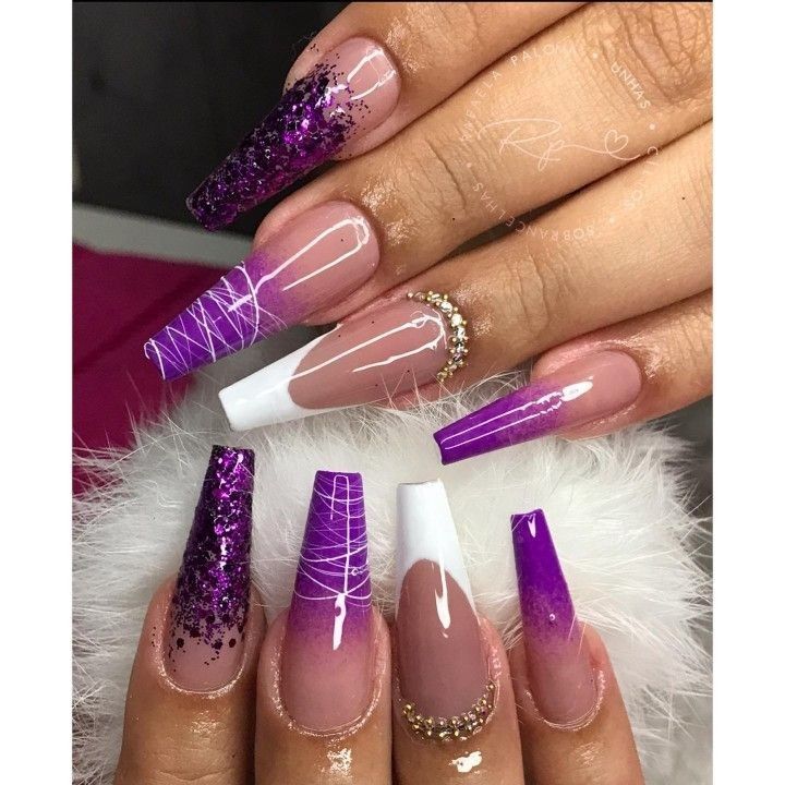 unha roxa escura com glitter