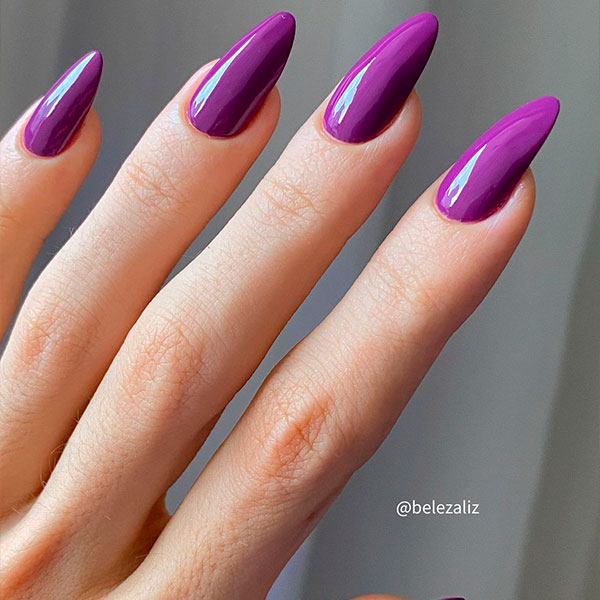 unha roxa com glitter natural