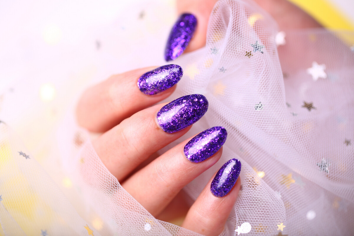 unha roxa fosca com glitter