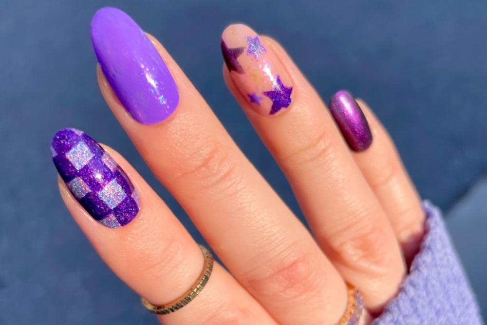 unha roxa com glitter discreta