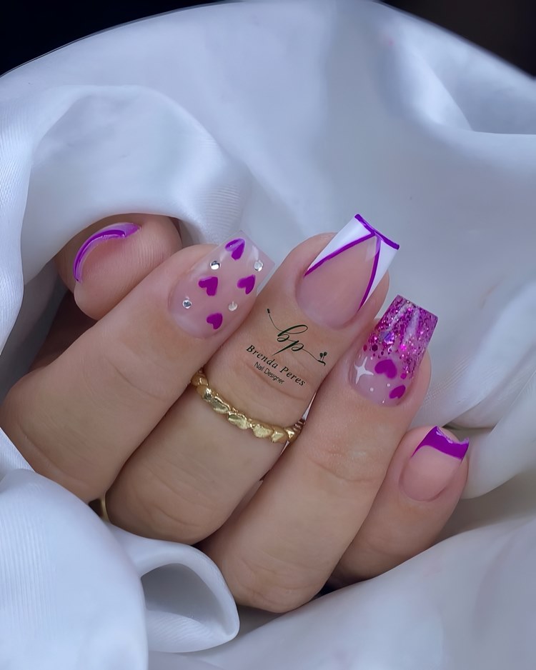unha roxa com glitter discreta