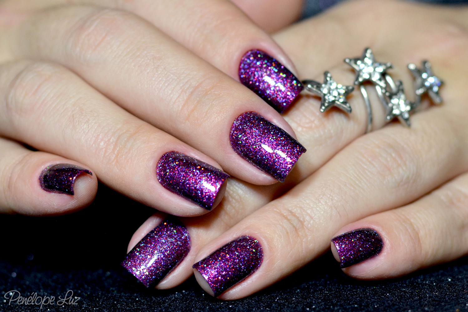 unha roxa com glitter encapsulada