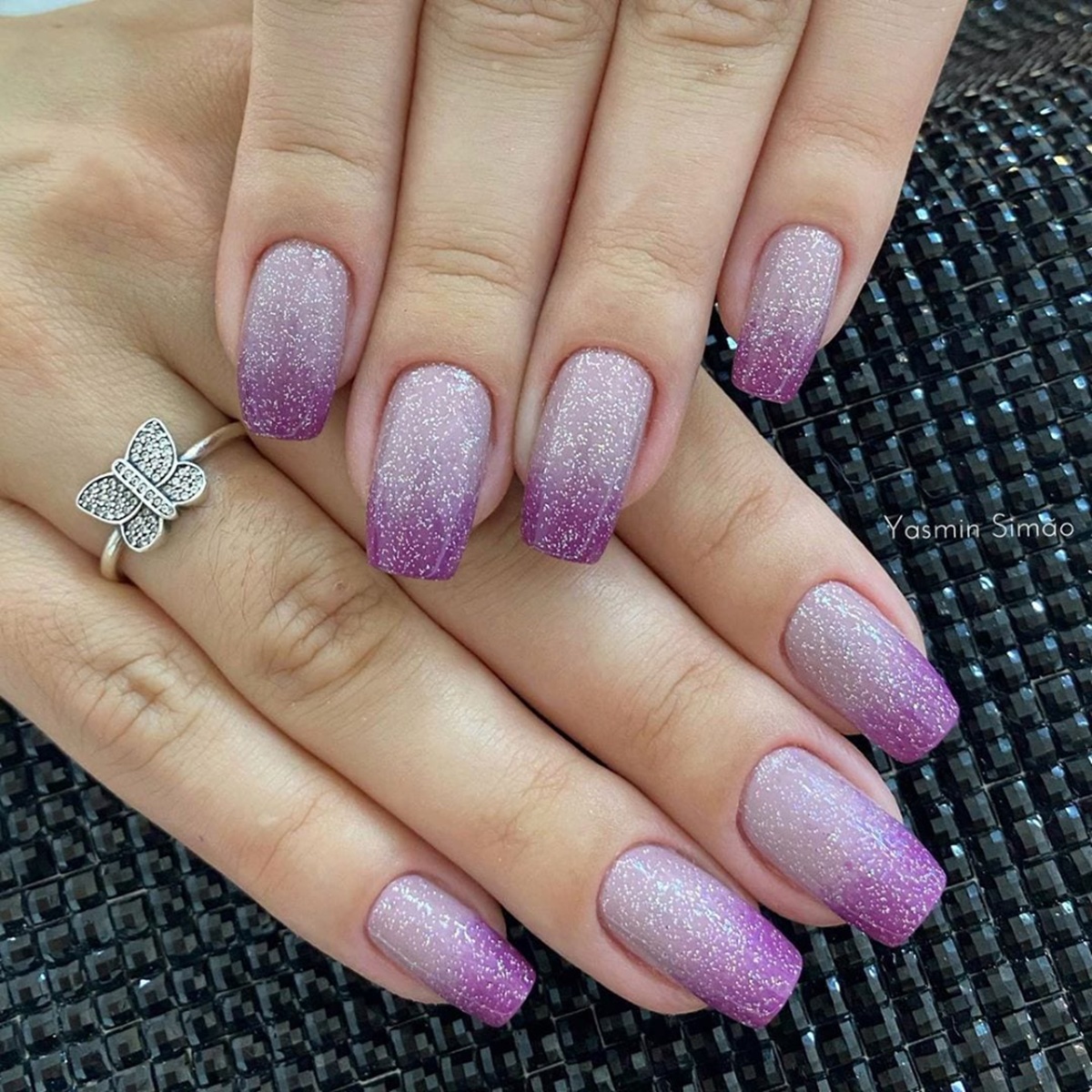 unha roxa com glitter degradê