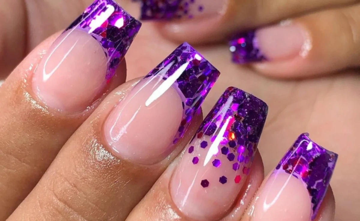 unha roxa com glitter em gel
