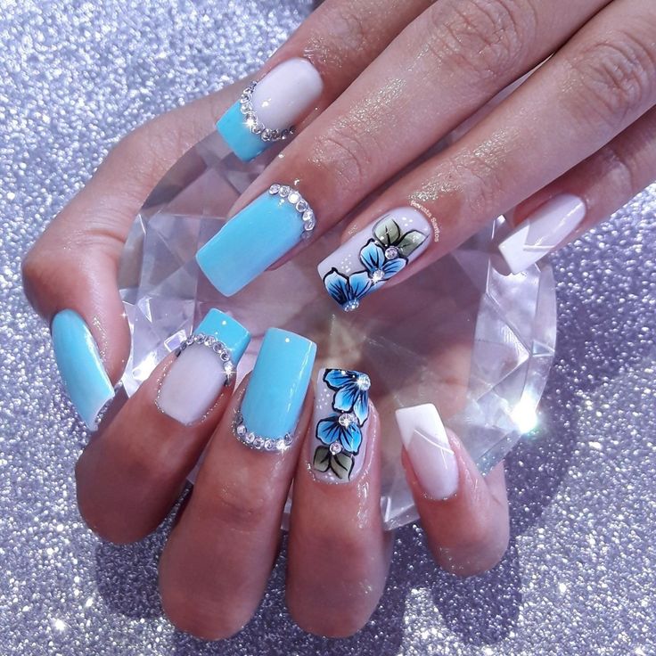 unhas azul pastel