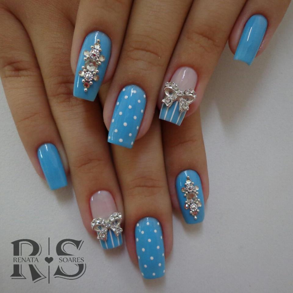unhas de gel azul claro
