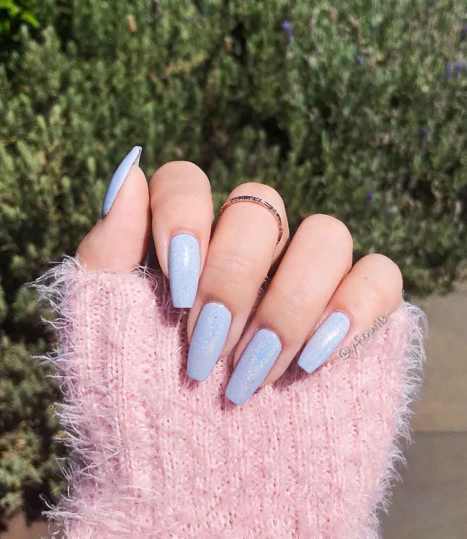 unhas decoradas azul claro e branco