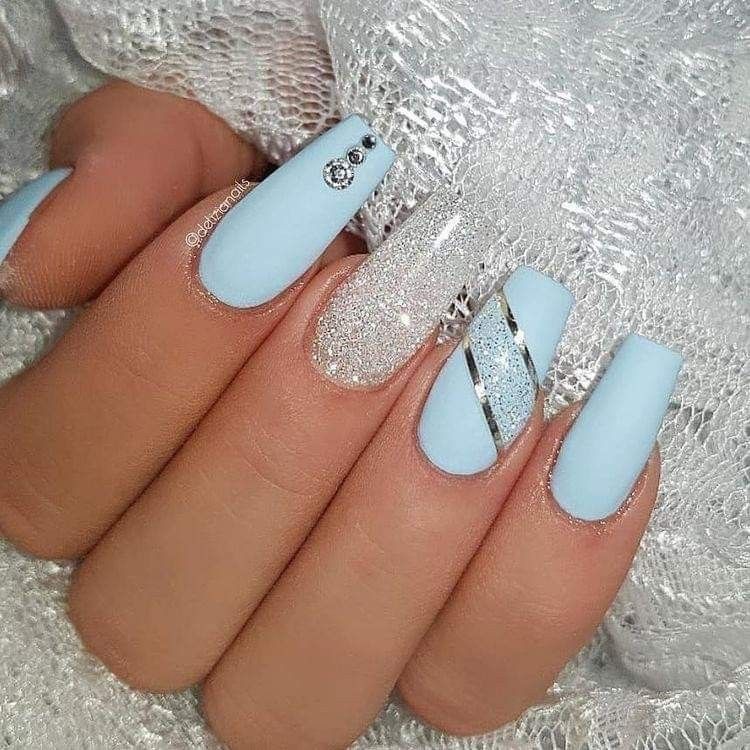 unhas azul pastel