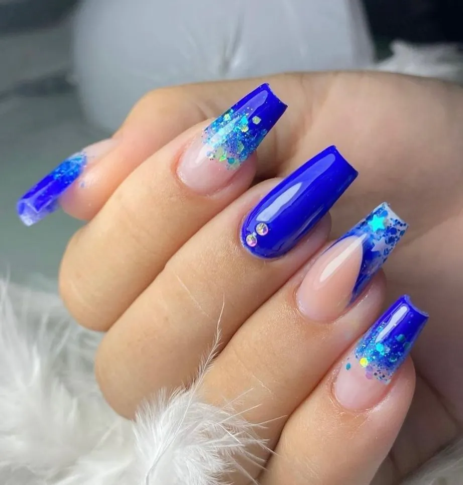 unha azul escuro fosco decorada