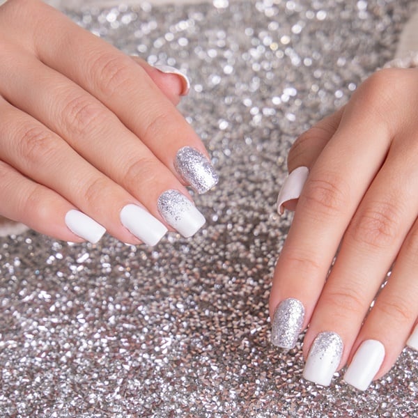 unhas gel branco simples e elegante