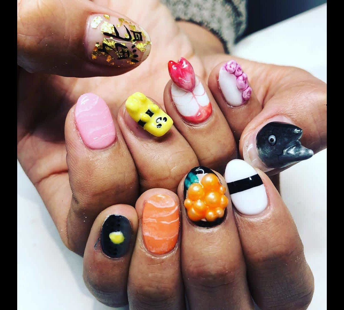 unha com flor de cerejeira
