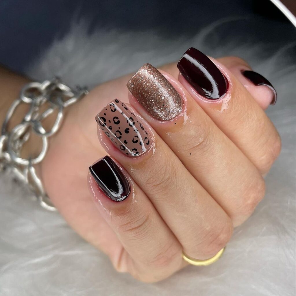 unha marrom com glitter