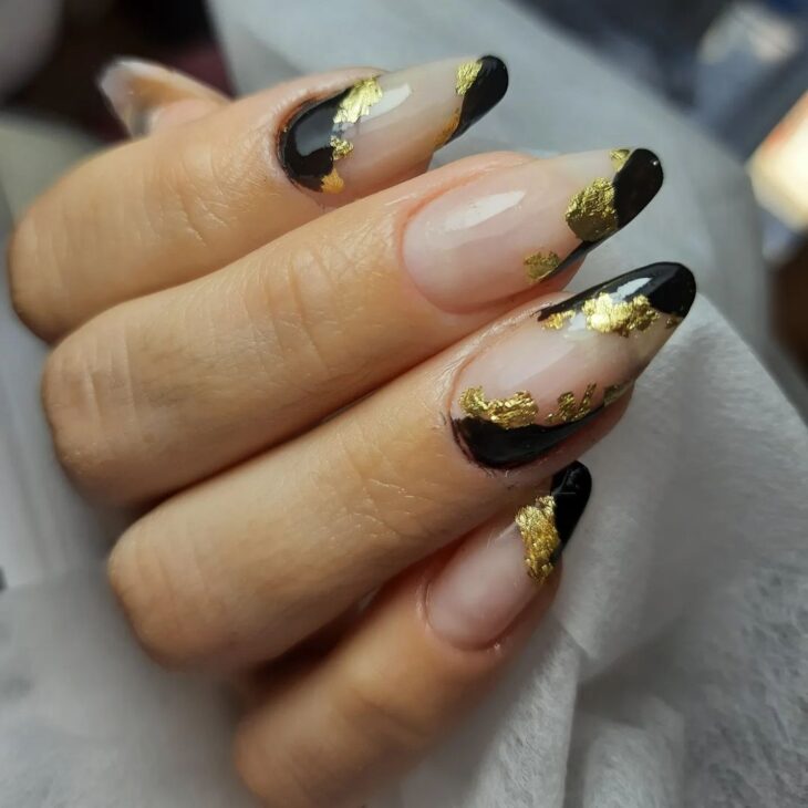 unha marrom com dourado