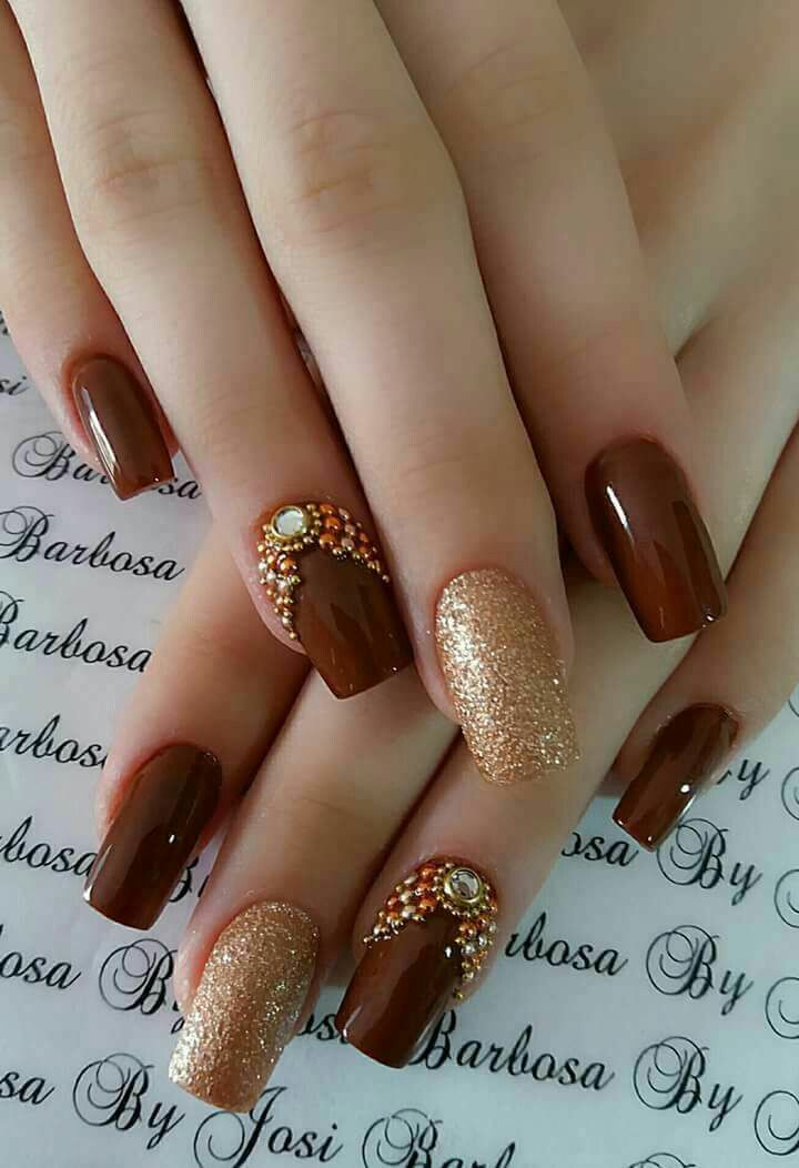 unha decorada marrom e dourado