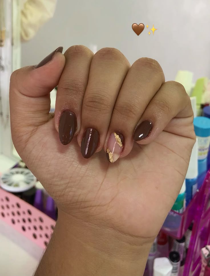 unha decorada marrom e dourado
