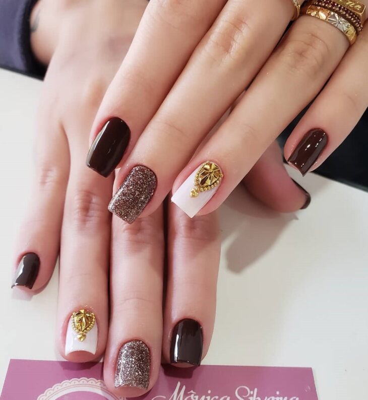 unha decorada marrom e dourado