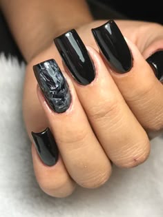 unhas escuras decoradas