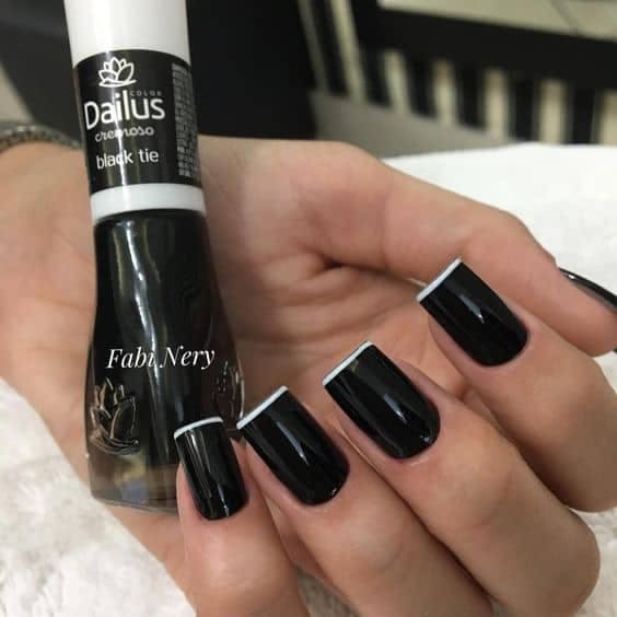 unhas escuras decoradas