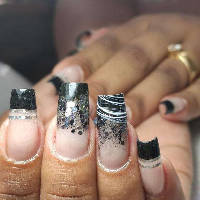 unha decorada preta encapsulada