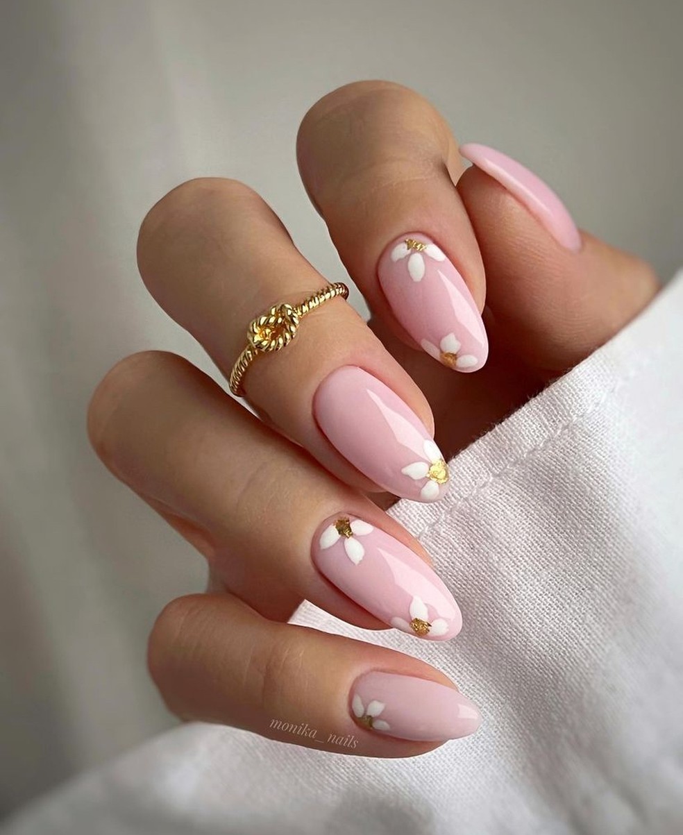 unha rosa bebe esmaltada