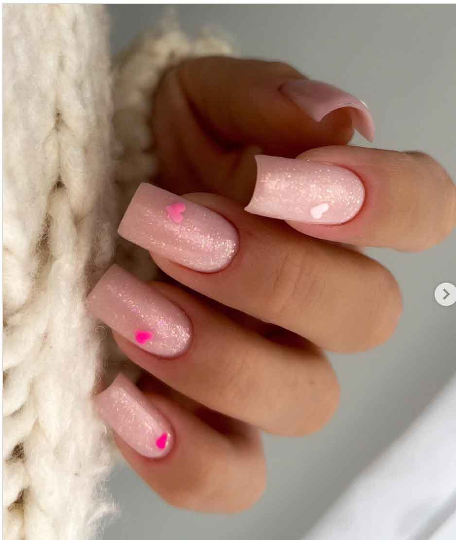 unhas rosa bebê