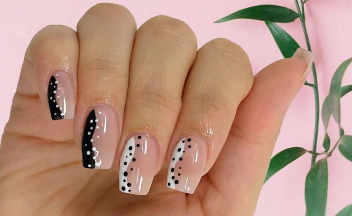 unha decorada nude quadrada