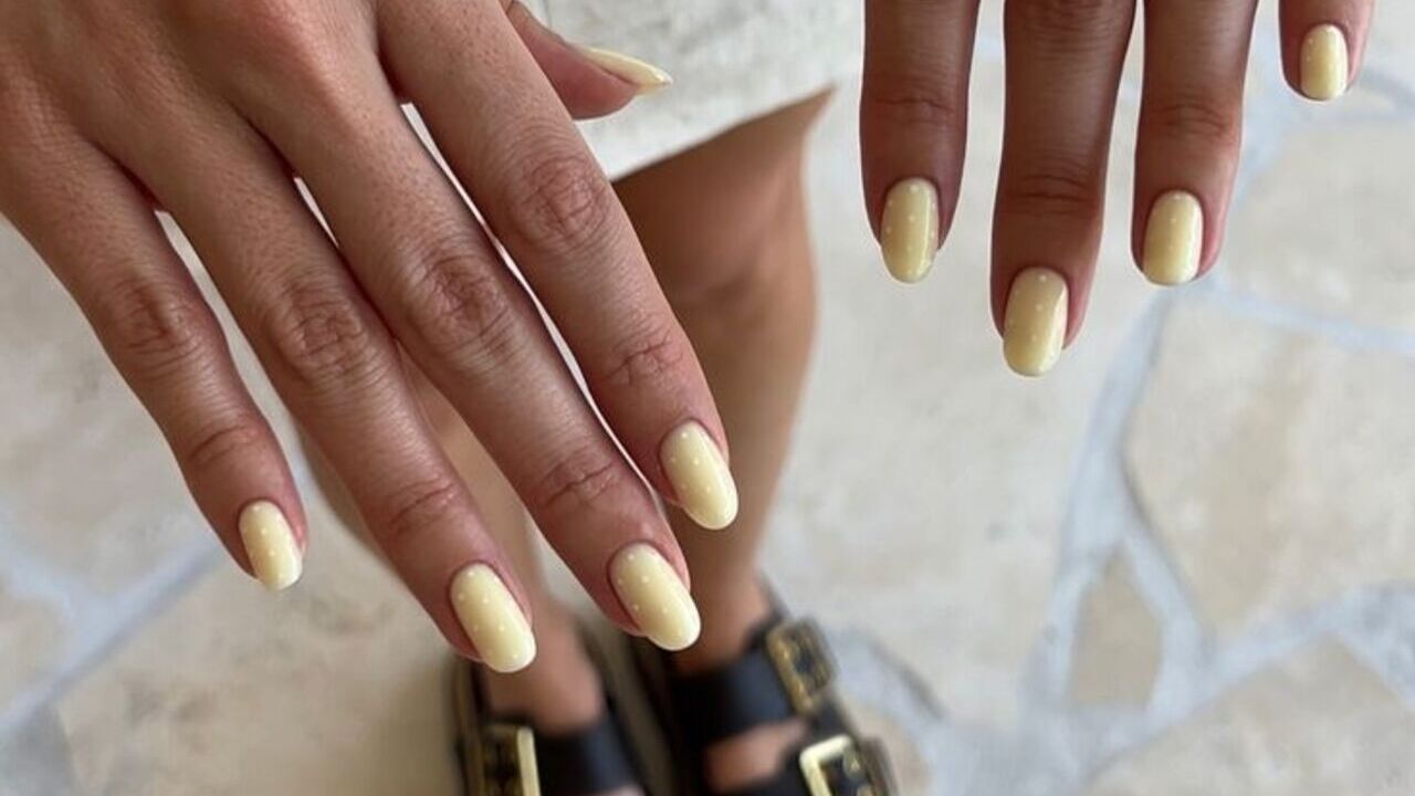 unhas tons claros