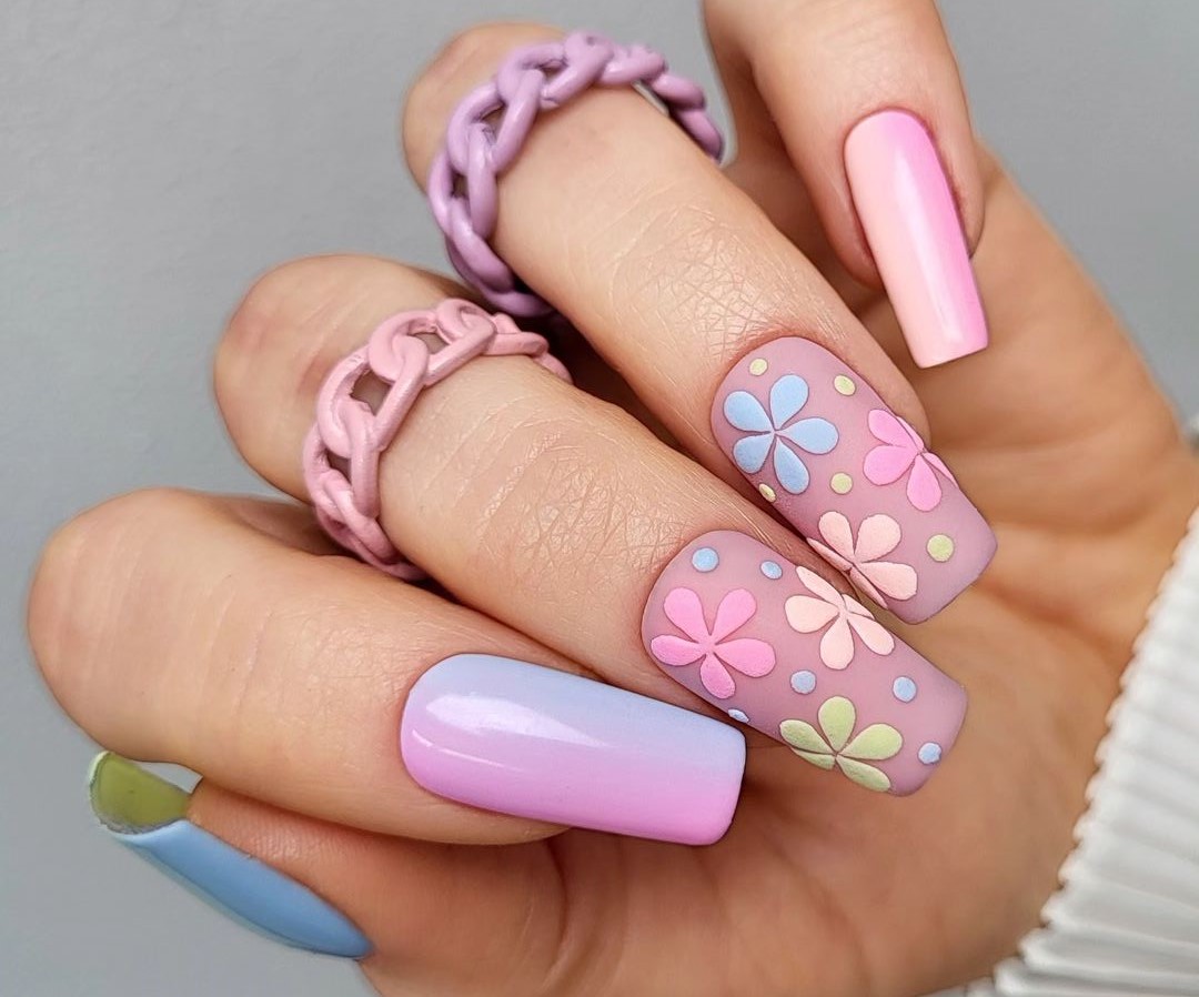 unhas tons claros