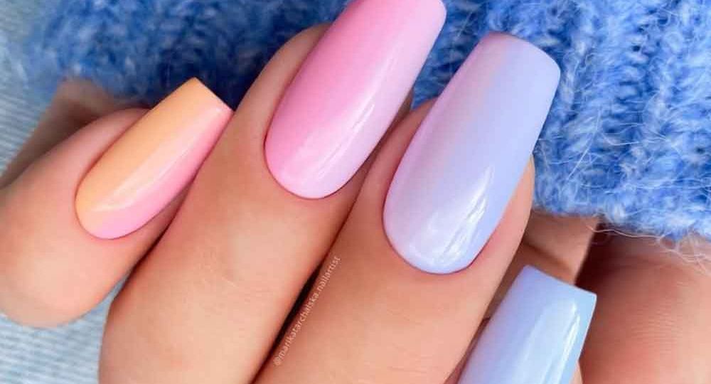 unhas coloridas suaves