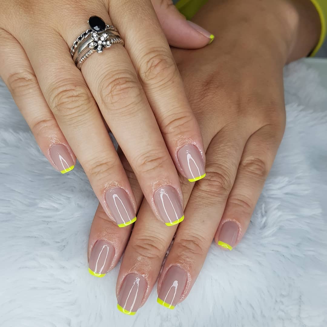unha decorada verde e amarelo moderna