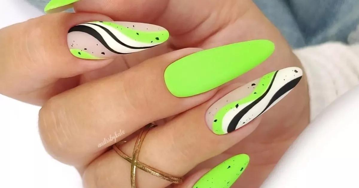 unha decorada verde e amarelo neon