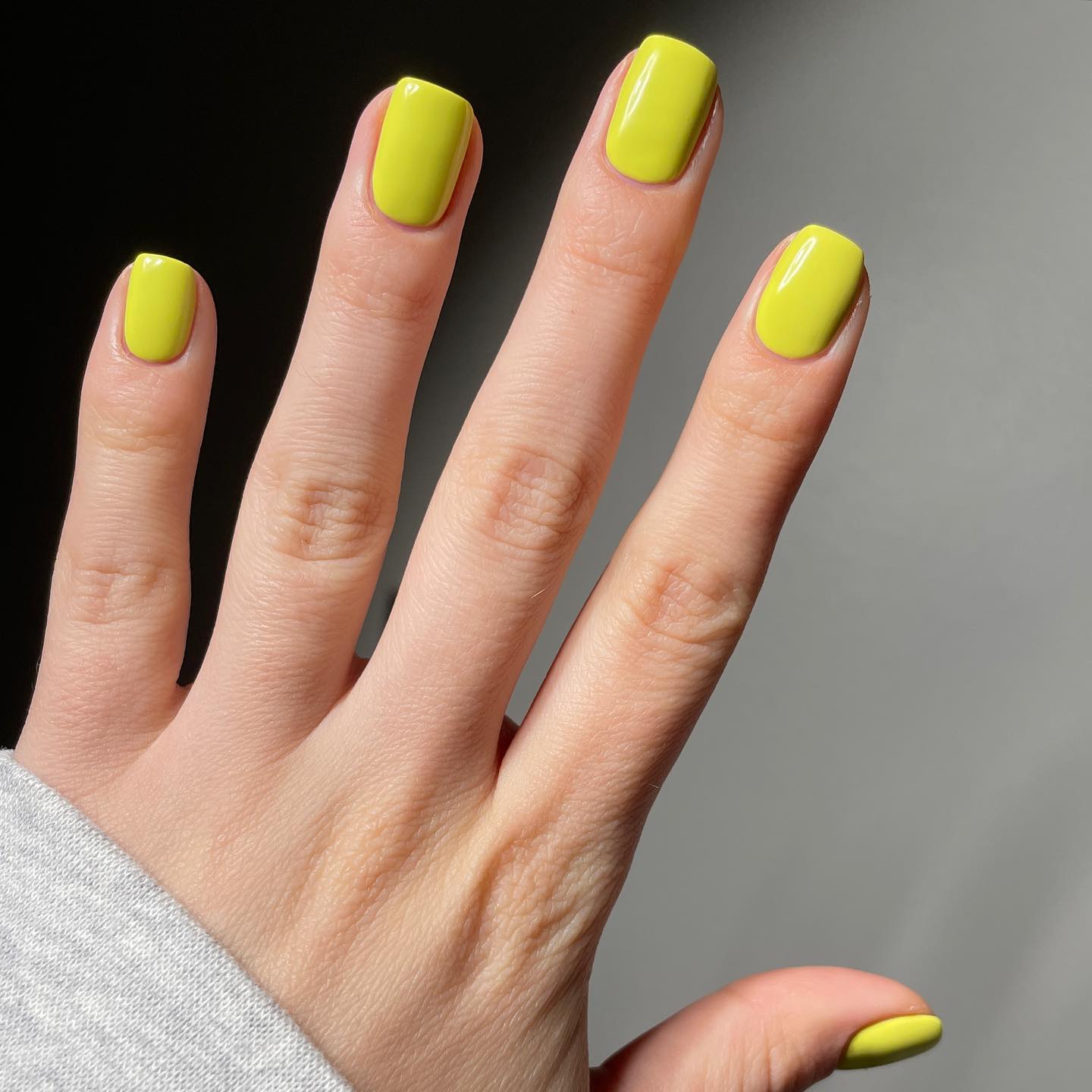 unha decorada verde e amarelo elegante