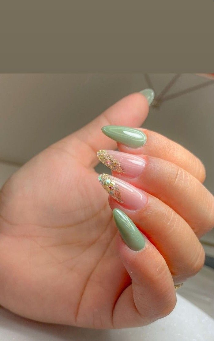 Unha decorada verde escura