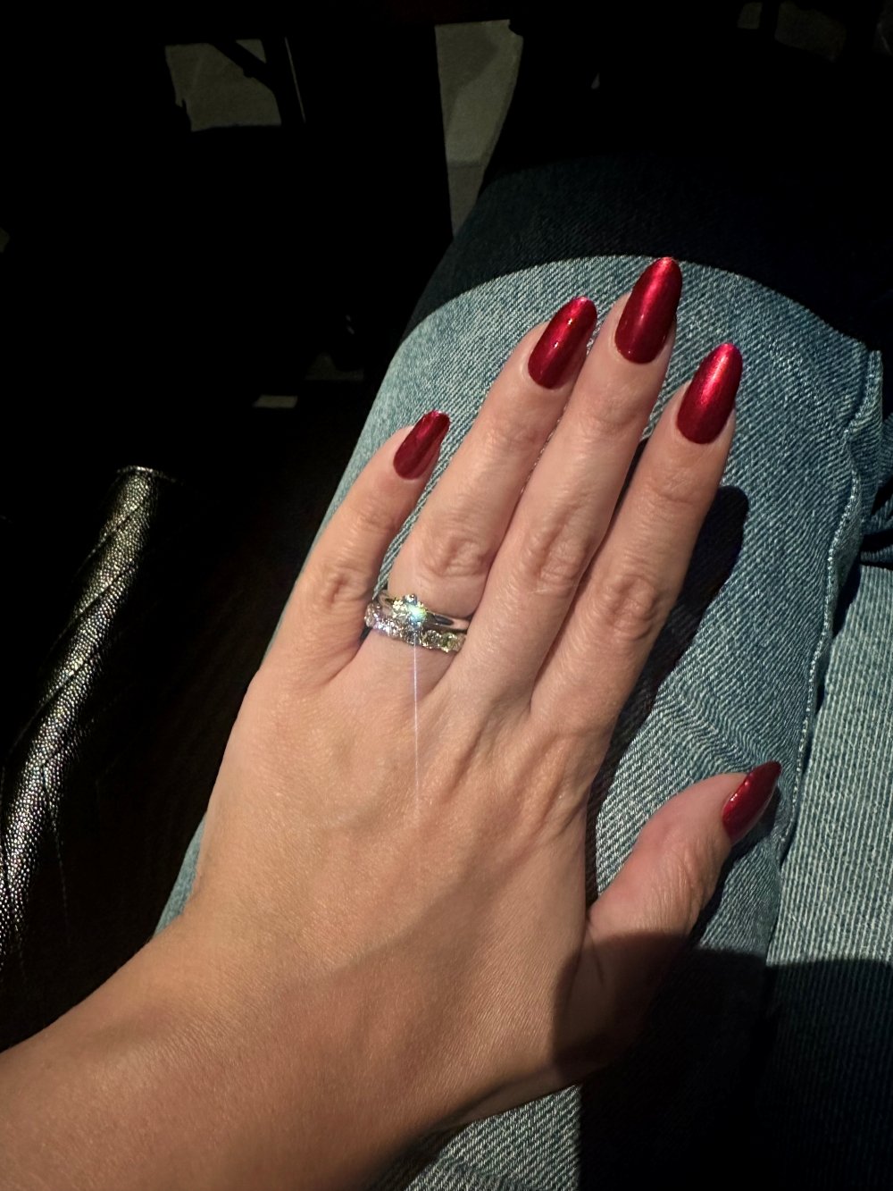 unha vermelha com glitter amendoada