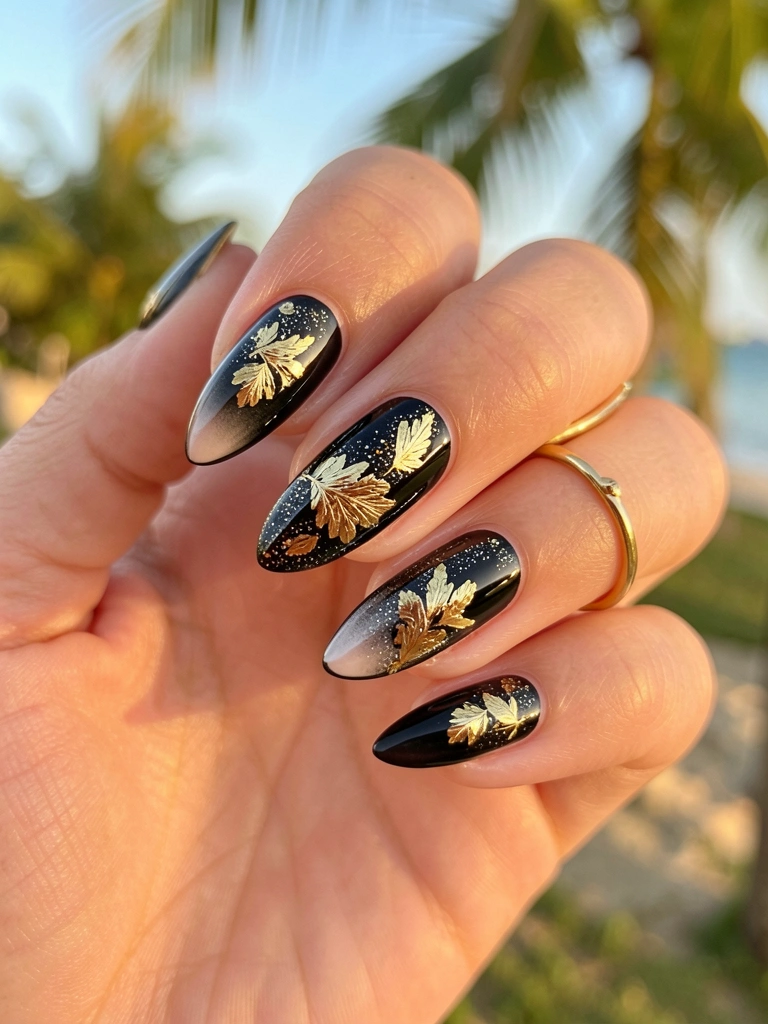 Close-up de mão com unha preta em gel alongada, detalhes em folha de ouro e brilho, anel dourado fino, luz natural suave e fundo desfocado.