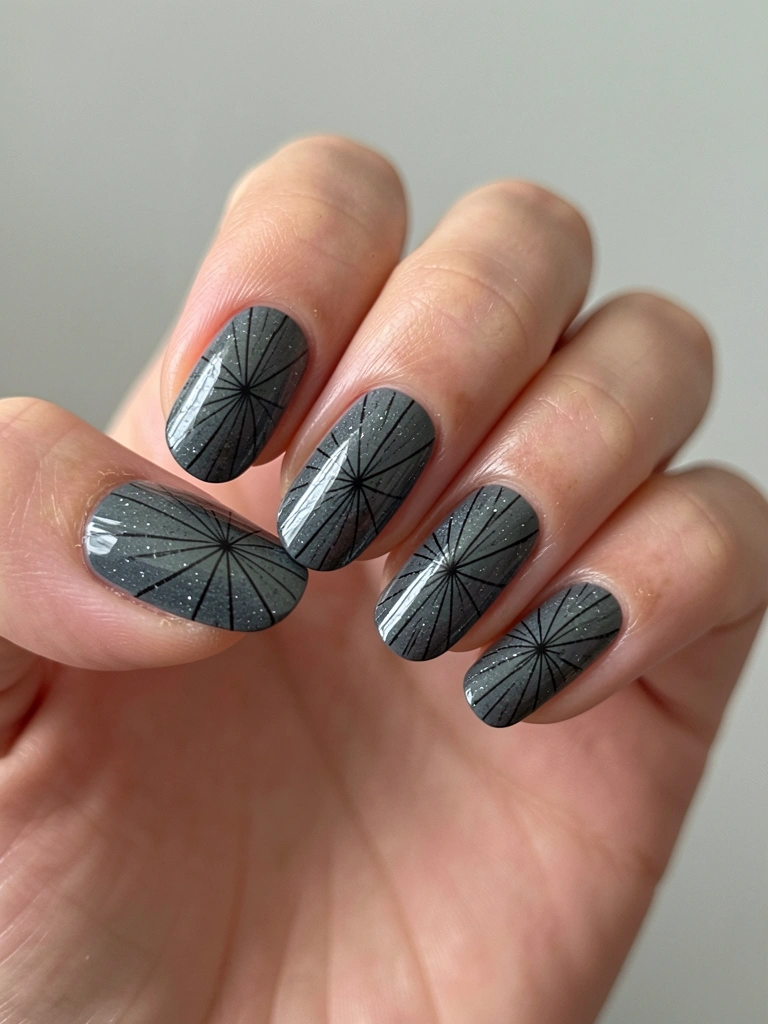 Unhas cinza escuro com finas linhas pretas radiais e pequenos pontinhos brancos, iluminadas por luz natural difusa com fundo neutro desfocado.