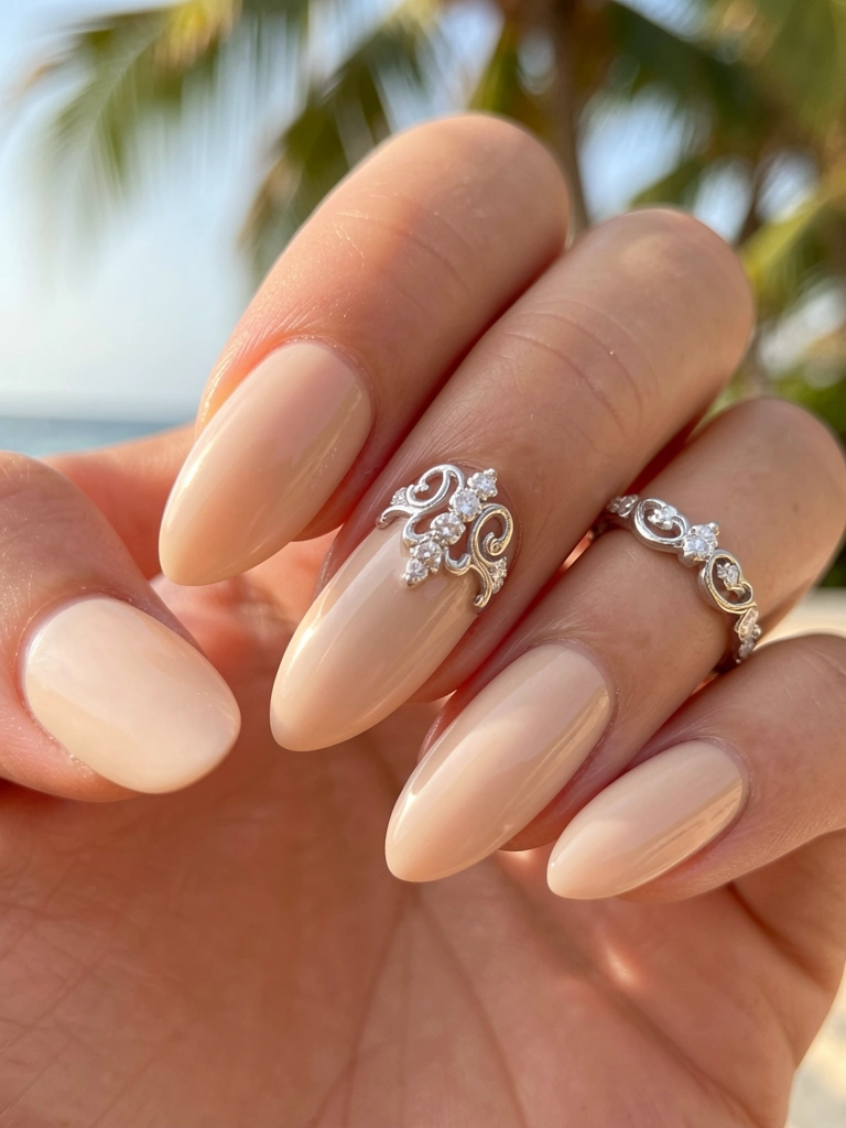 Unhas ovais com esmalte nude leitoso e anel de prata com diamantes, luz natural suave e fundo desfocado.