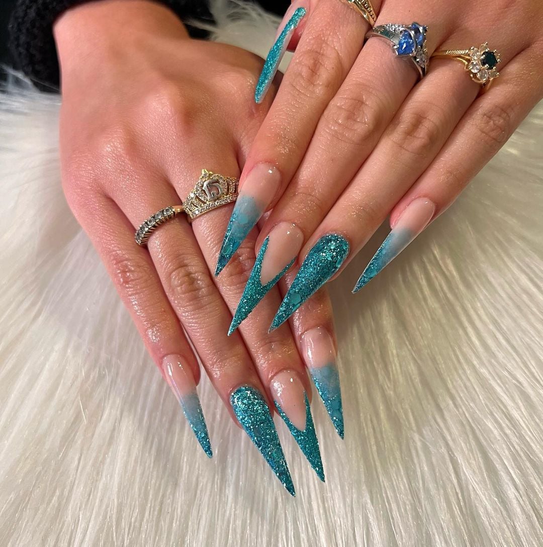 unha stiletto decorada simples