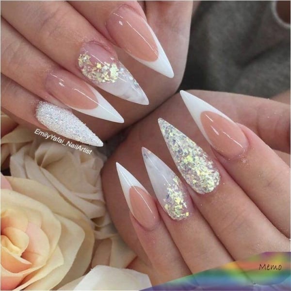 unha stiletto com pedraria