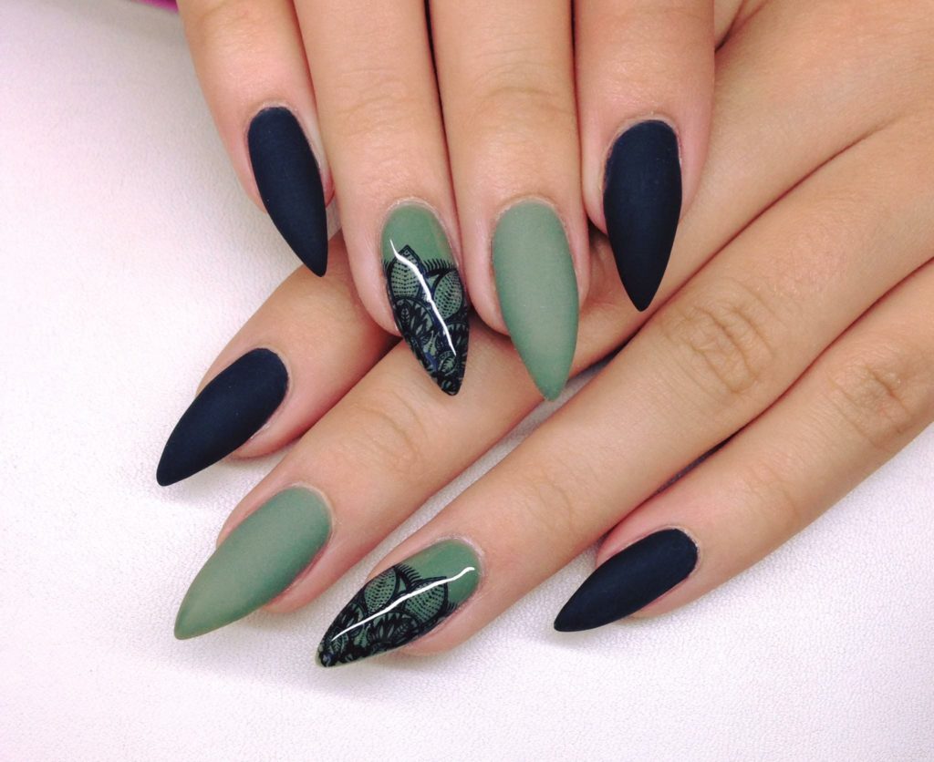 unha stiletto gel decorada